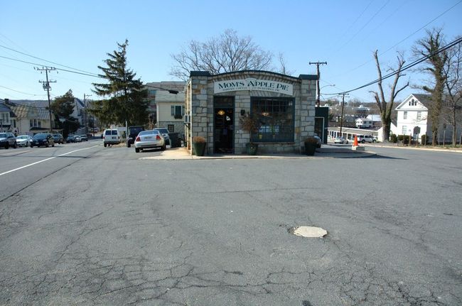 Mom's Apple Pie Company can be found at the branching of Rt. 7 and Loudoun Street in Leesburg, VA