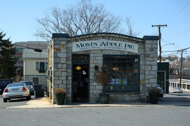 Directly across the street you'll find Dodona Manor, but that's not nearly as delicious as Mom's Apple Pie!