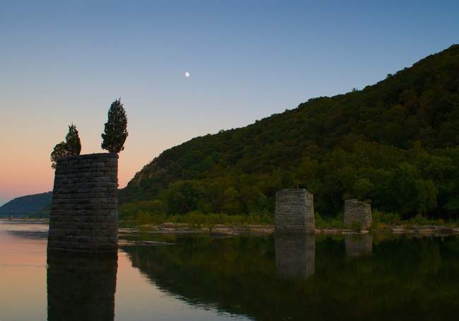 The sun goes down over the Shenandoah River