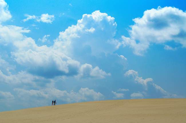 A couple walking on Jockey's
Ridge