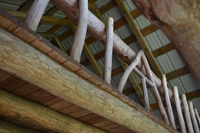 Clever craftmanship - working in an AT sign on the shelter